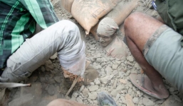 Những bức ảnh nhói lòng sau thảm họa động đất ở Nepal